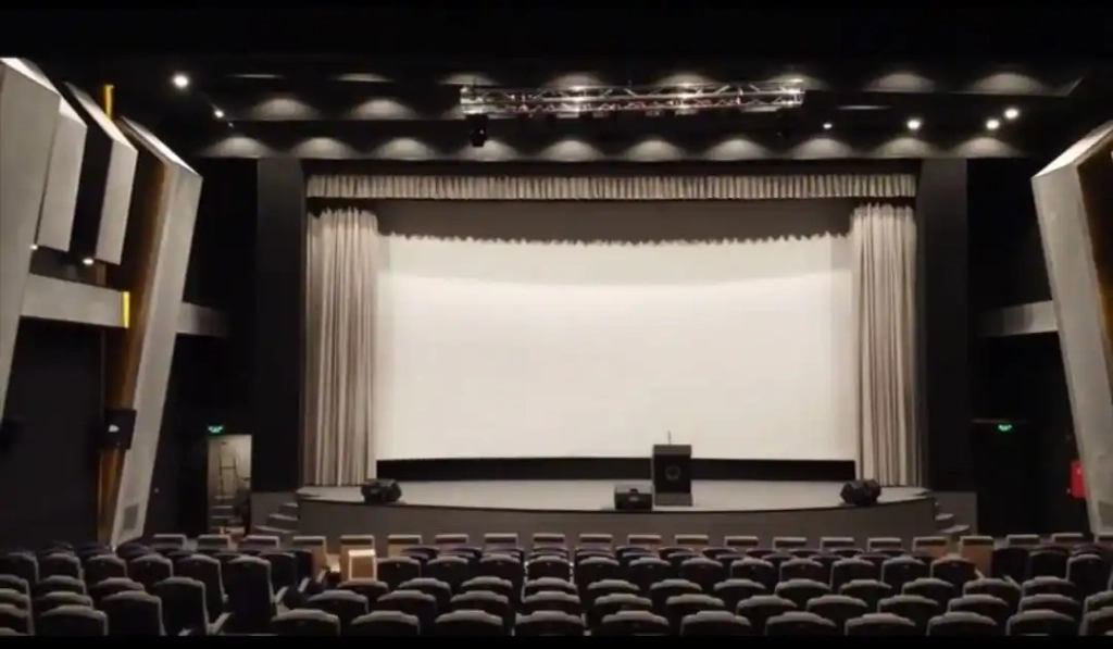 تجهیز کردن سالن سینما